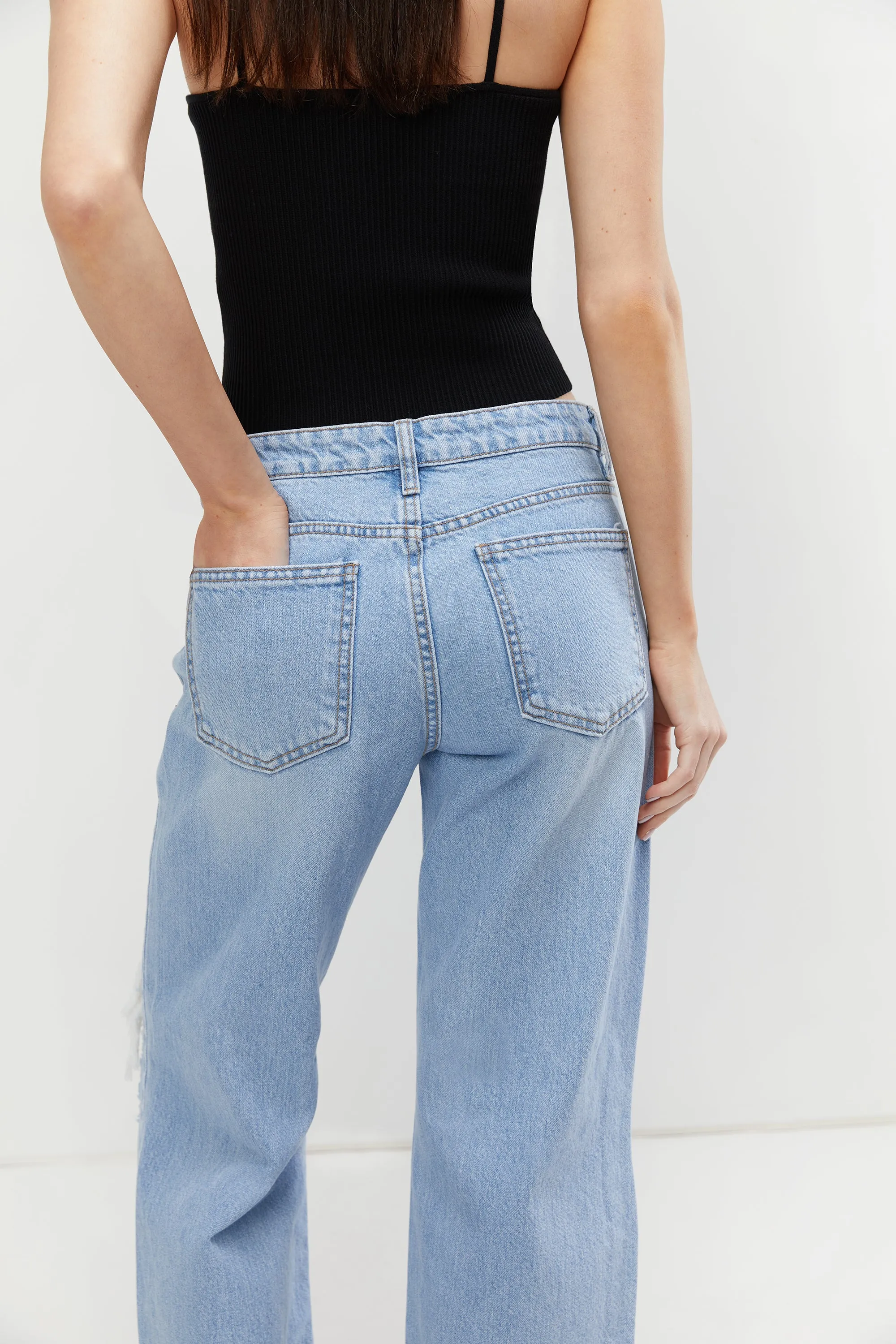 DISTRESSED STRAIGHT LEG JEAN