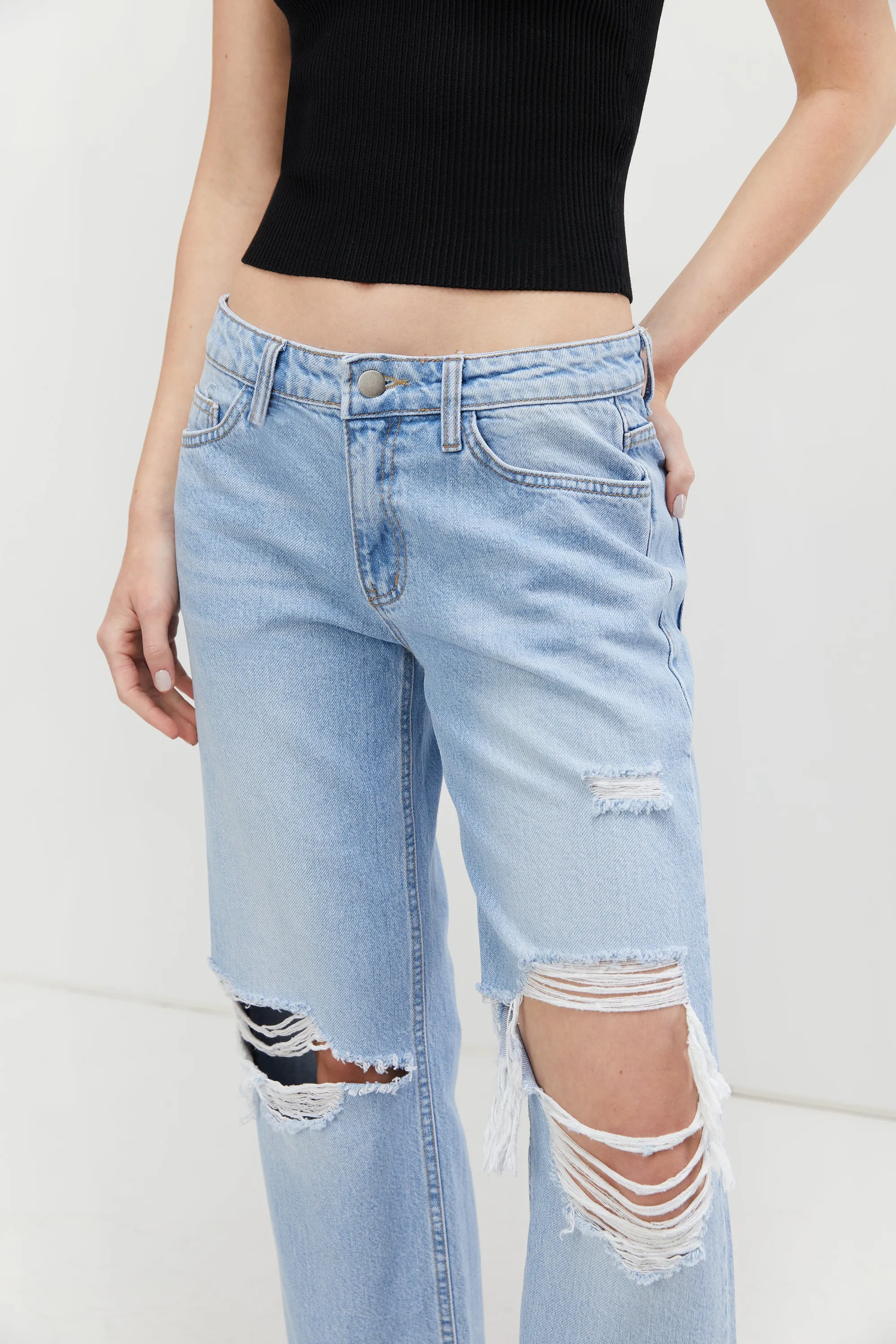 DISTRESSED STRAIGHT LEG JEAN