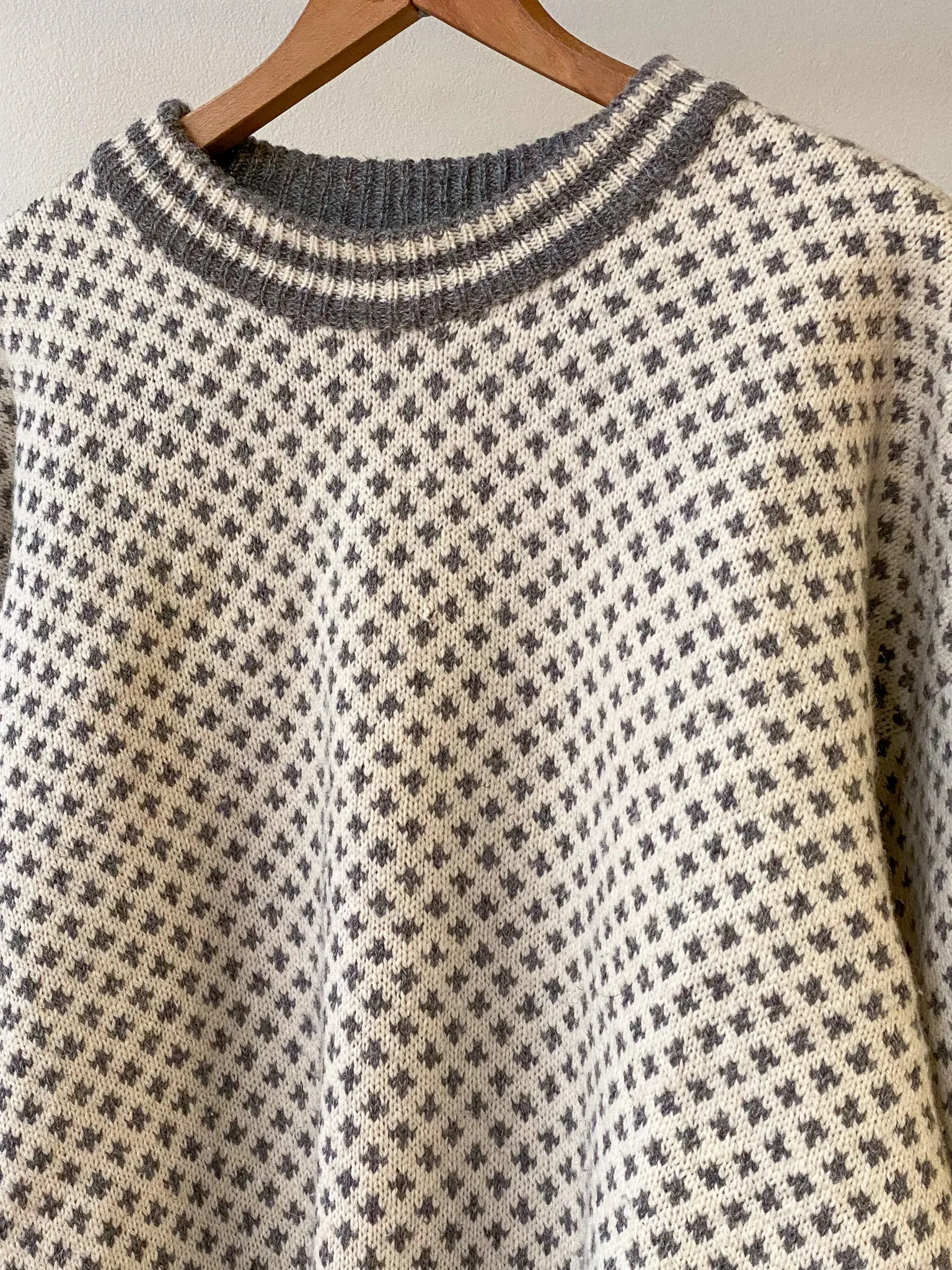 Hand Knit Wool Sweater—[M]